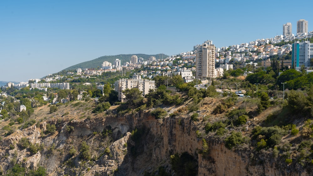 Blick auf eine Stadt von einer Klippe