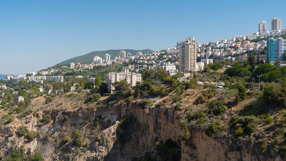 Une vue d’une ville depuis une falaise