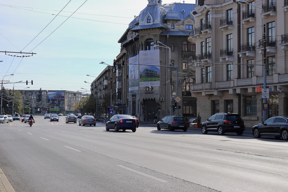 Eine Stadtstraße mit viel Verkehr neben hohen Gebäuden