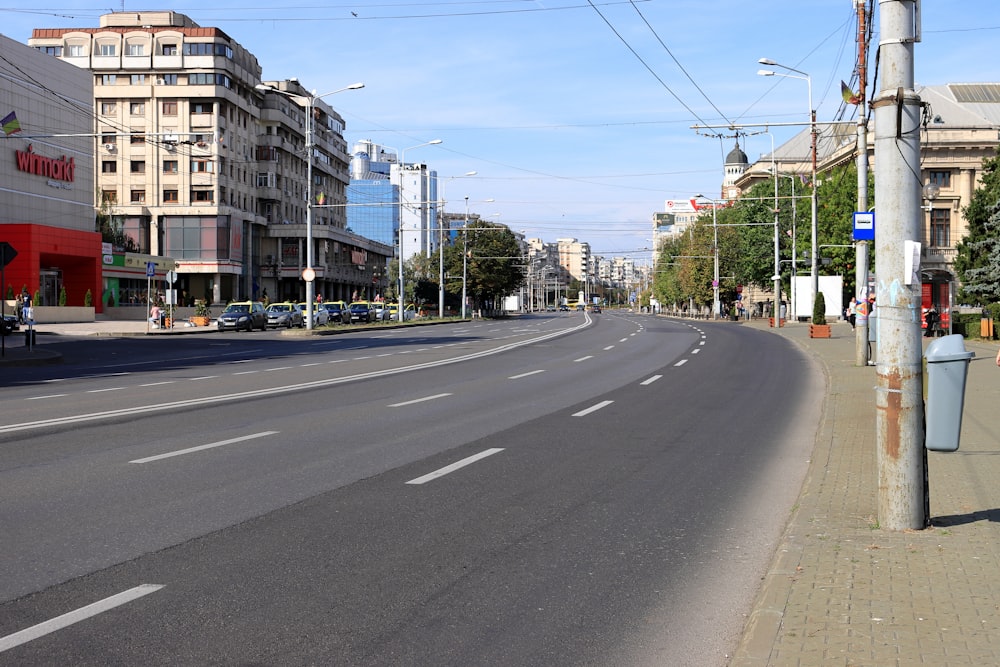 Eine leere Straße mit ein paar Autos, die daneben geparkt sind