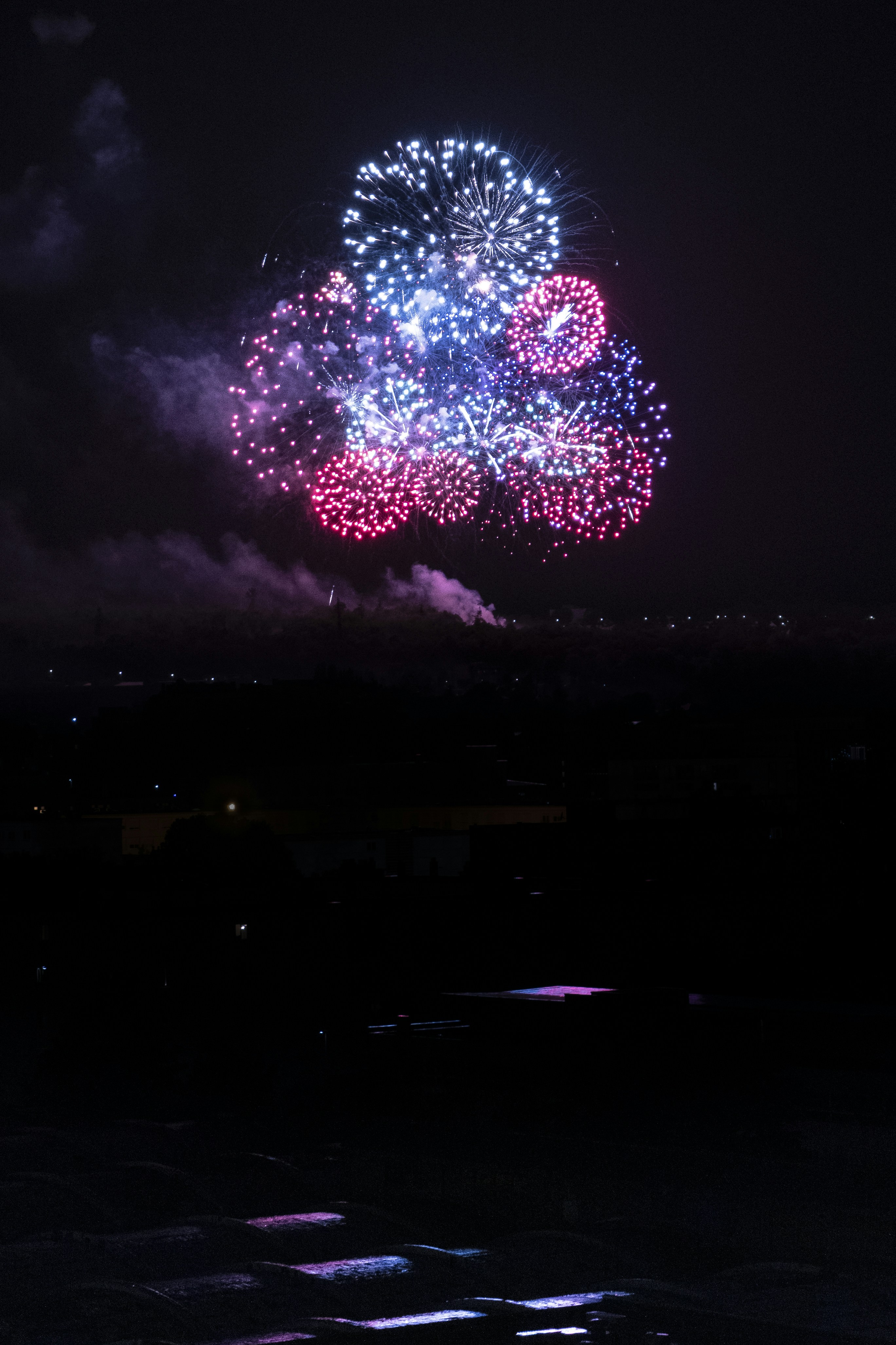 Un feu d’artifice coloré dans le ciel nocturne