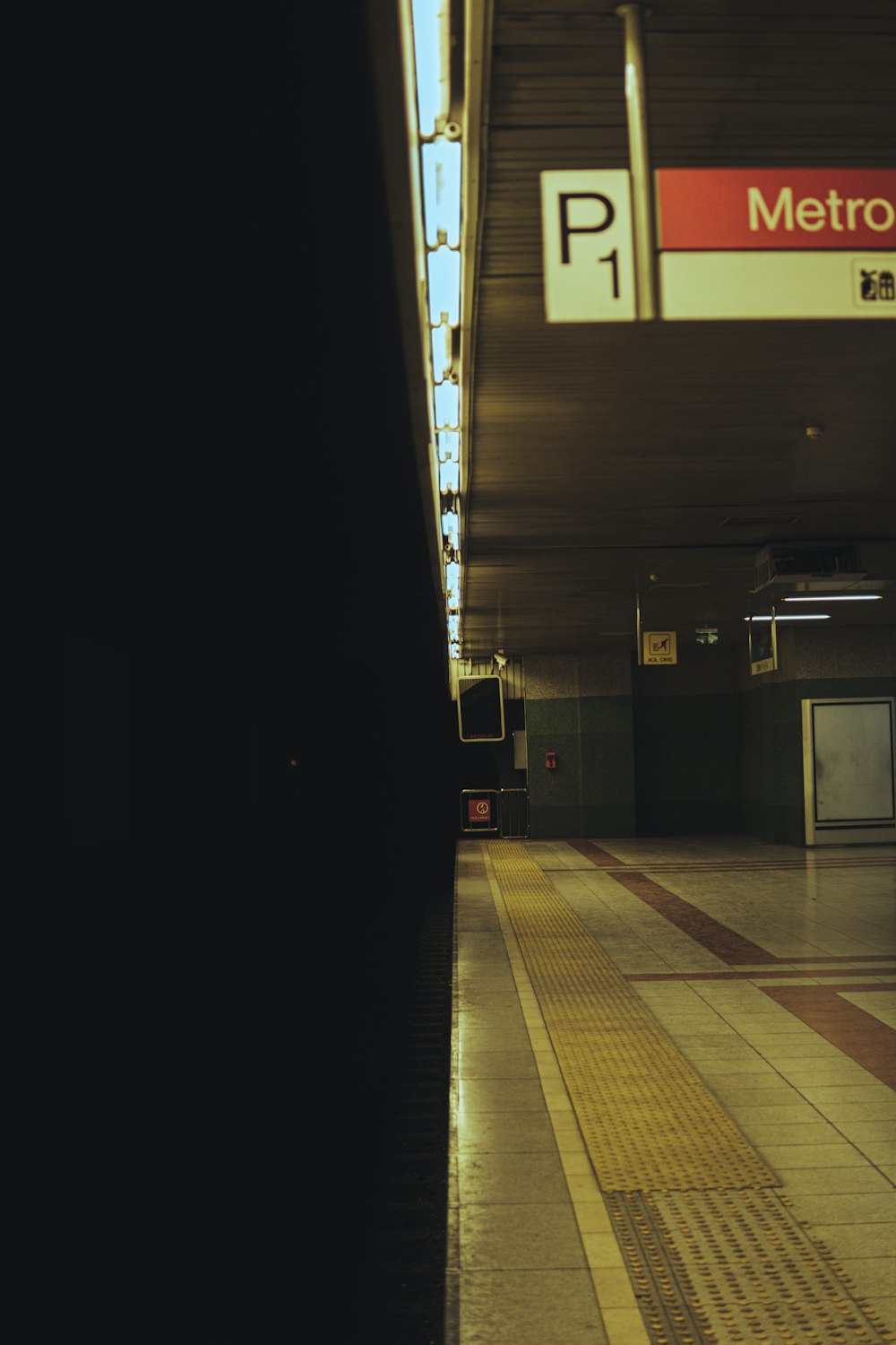 Une station de métro avec un panneau indiquant Metro