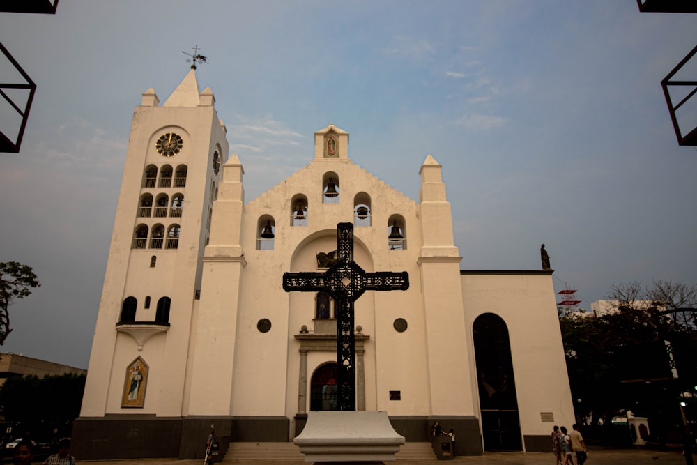 eine große weiße Kirche mit einem Kreuz davor