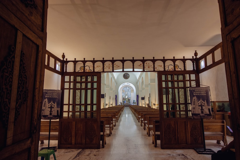 Blick auf eine Kirche durch eine offene Tür