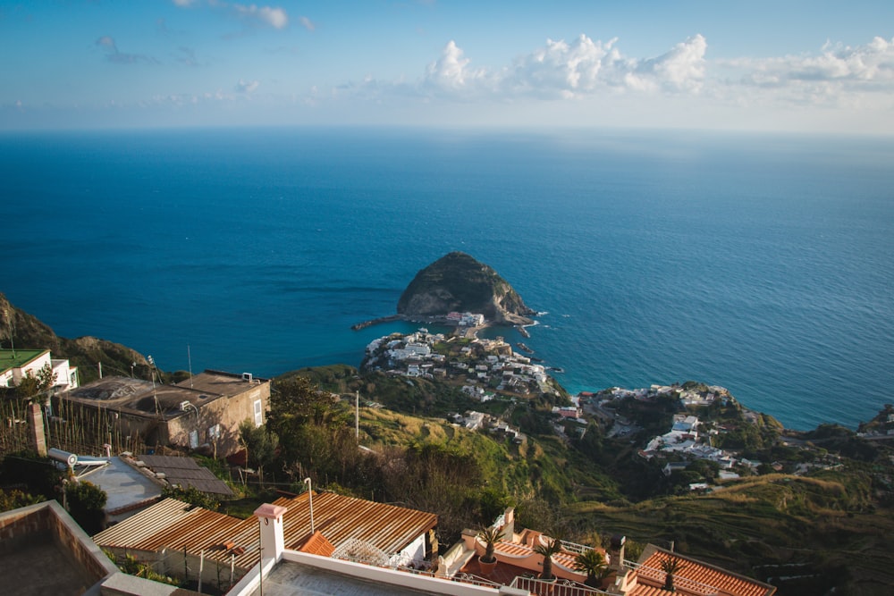 Una vista dell'oceano dalla cima di una collina