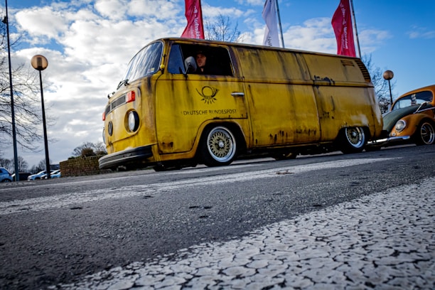 A 3.5-ton transport van from juwan transporte parked outside a business in Fulda on a sunny day.