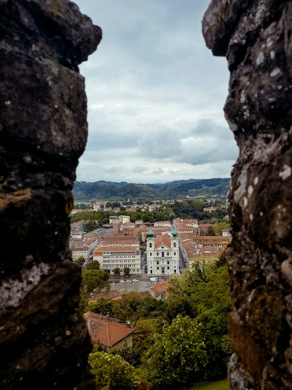 Una vista de una ciudad desde una ventana en un castillo