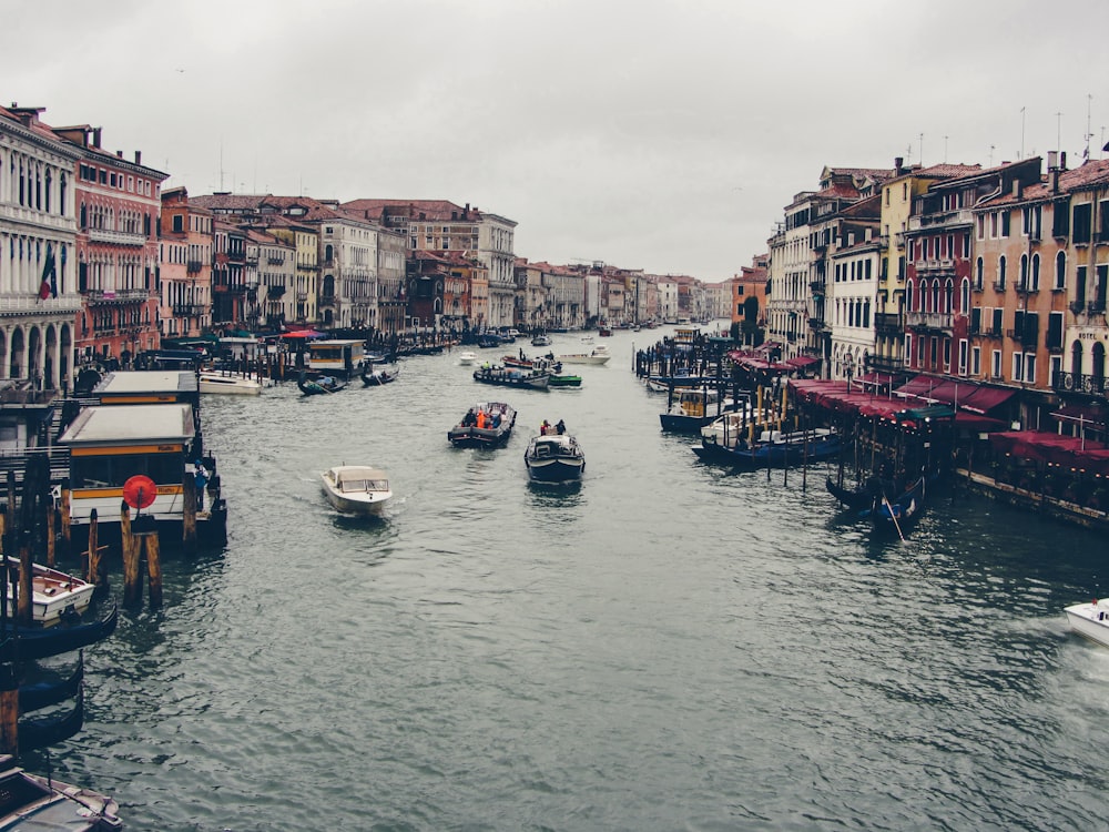 una vía fluvial con varios botes pequeños en ella