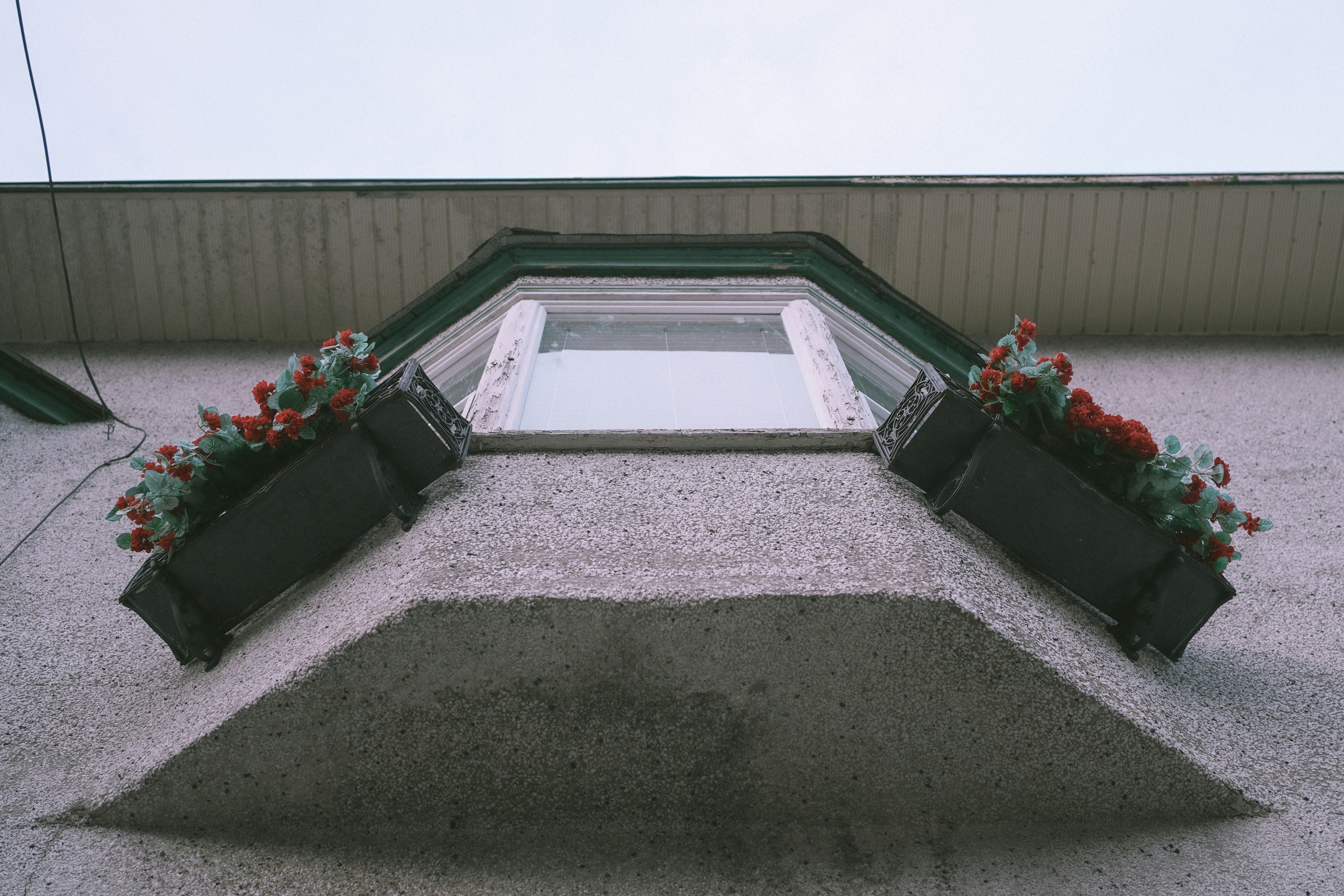 una finestra con una fioriera sul lato di essa