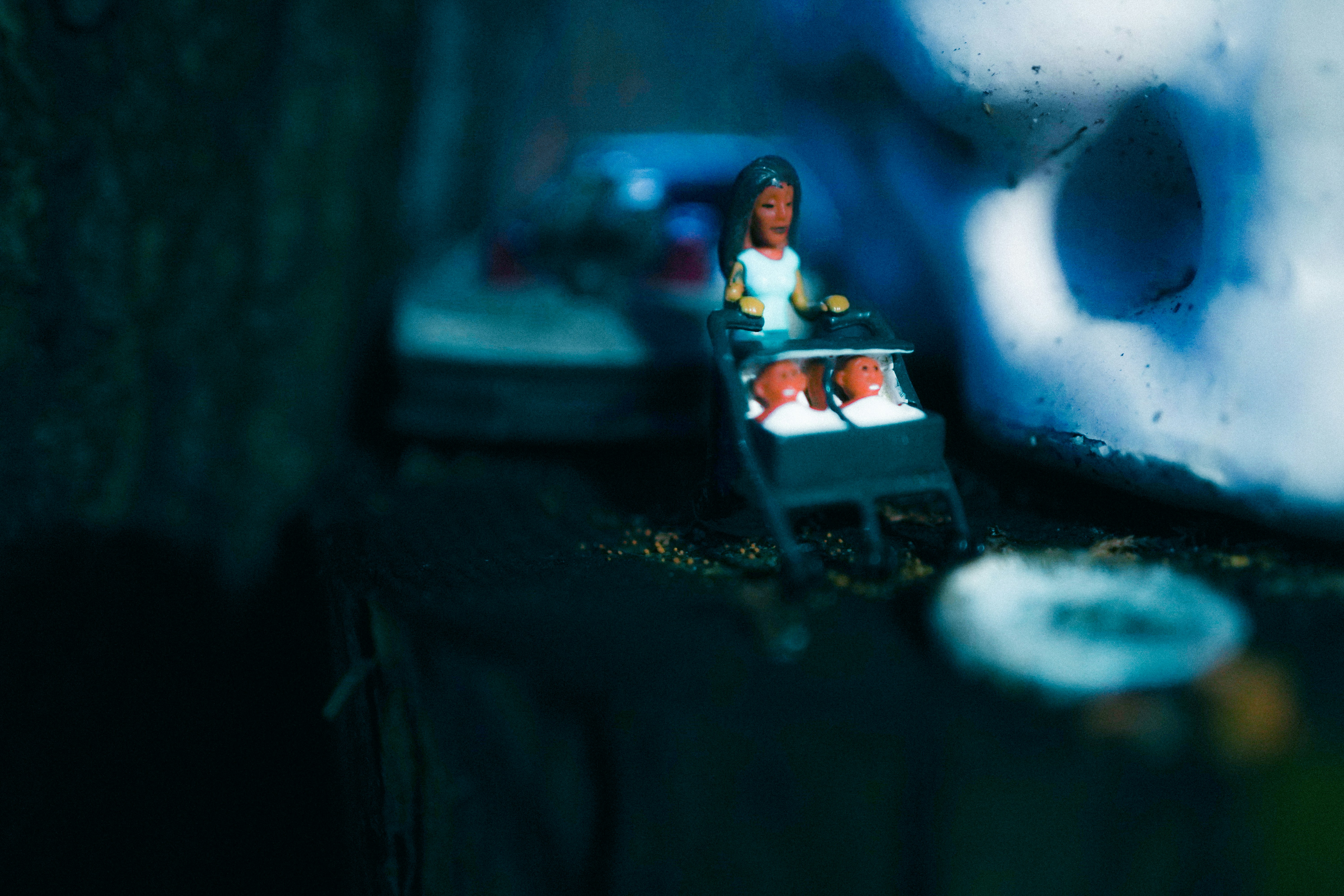 una piccola bambola seduta su una sedia in miniatura