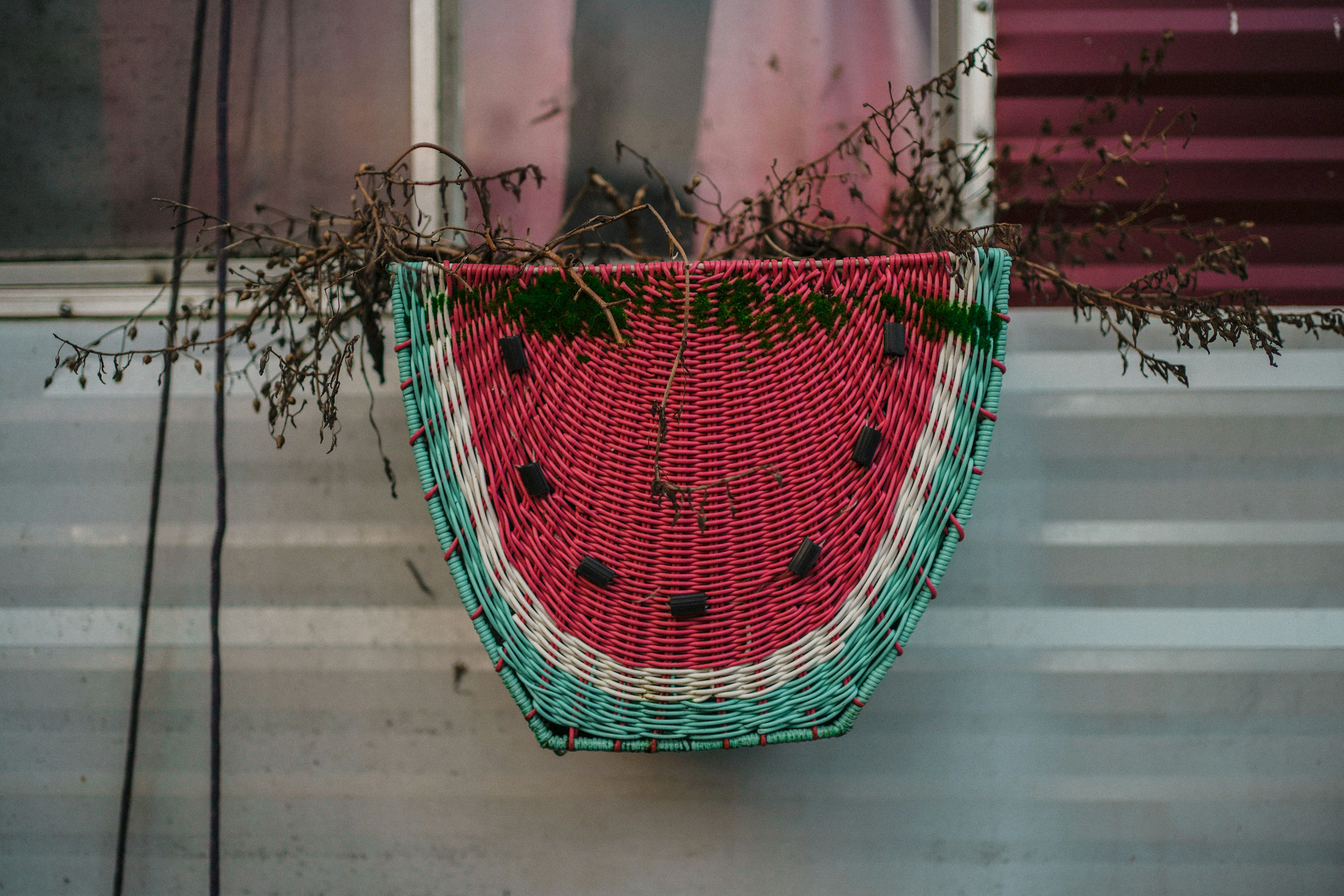 Un cesto di anguria appeso sul lato di un edificio