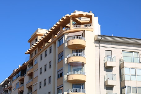 Exterior view of a modern apartment building in Madrid, reflecting the style of Peninsula Inmobiliarias.