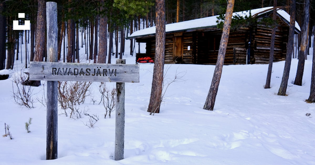 キャビンの近くの雪の中の看板の写真 Unsplashの無料いなり写真