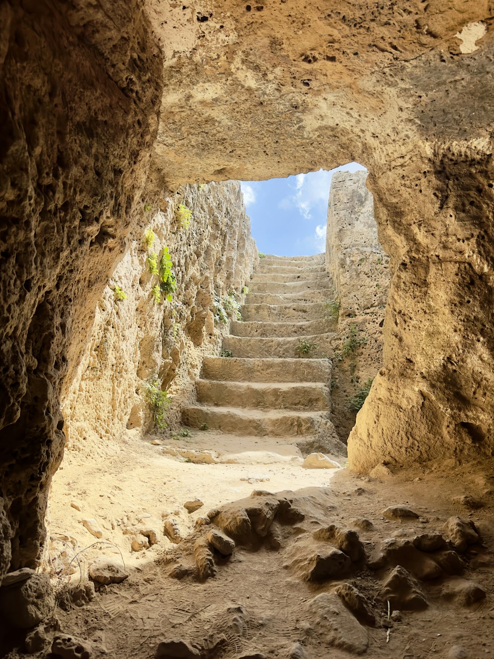 um conjunto de escadas que sobem a uma caverna