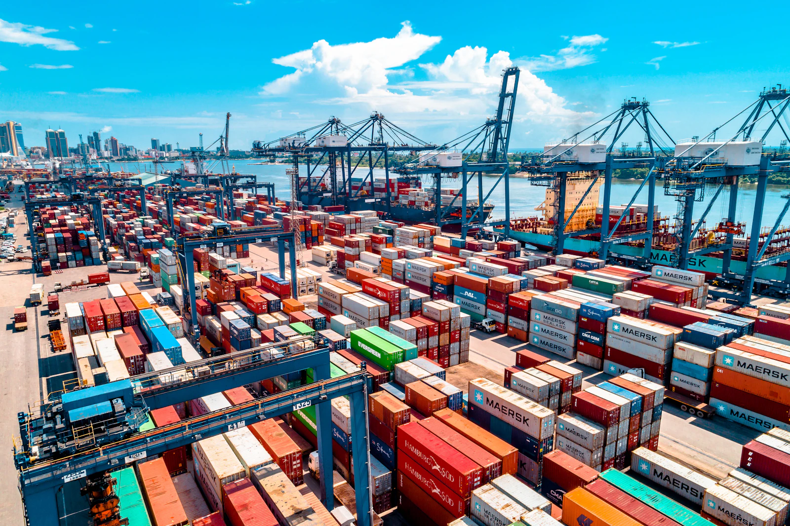 Car shipping in a sealed container from Dubai worldwide — Jebel Ali port