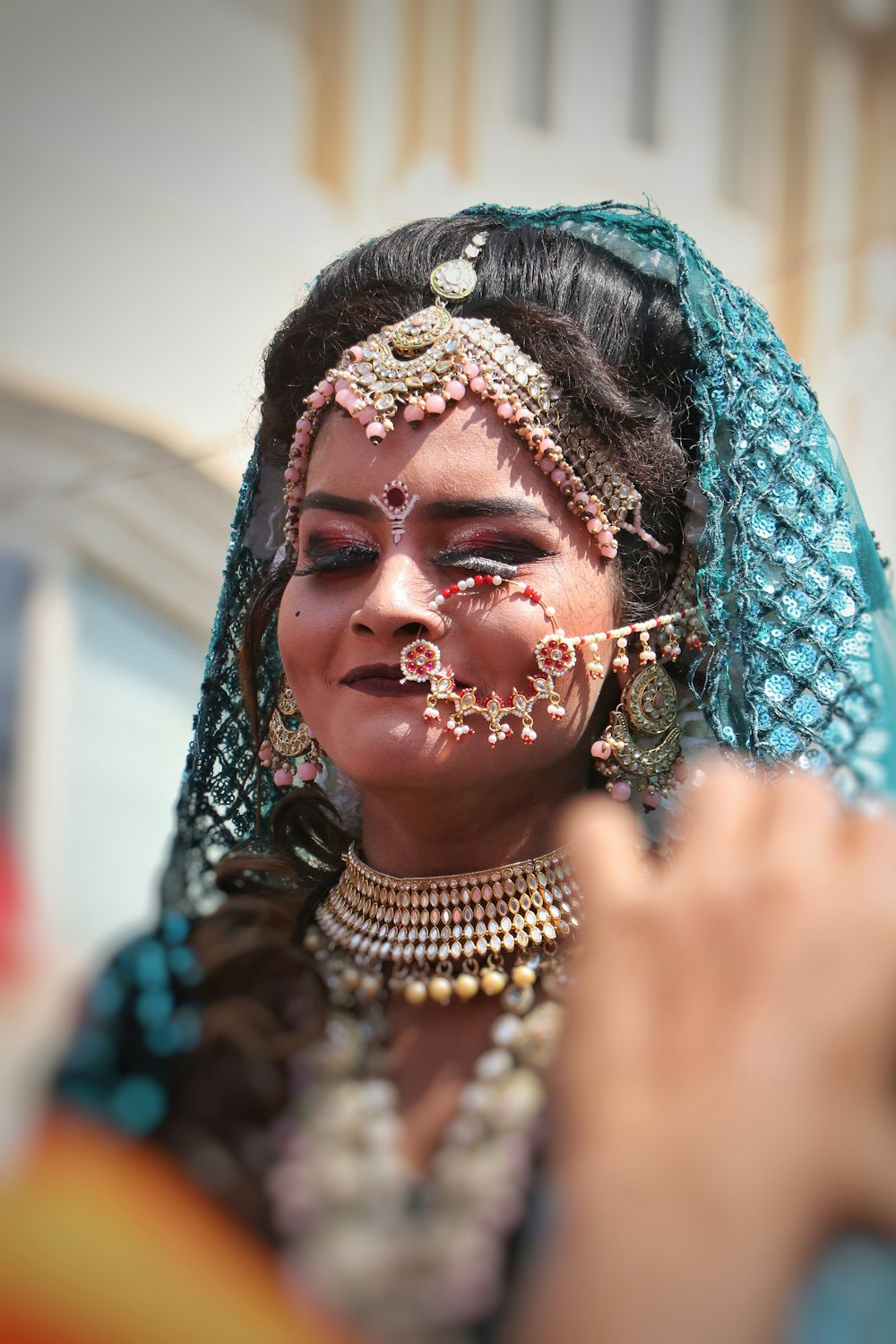 une femme avec un anneau de nez et des bijoux