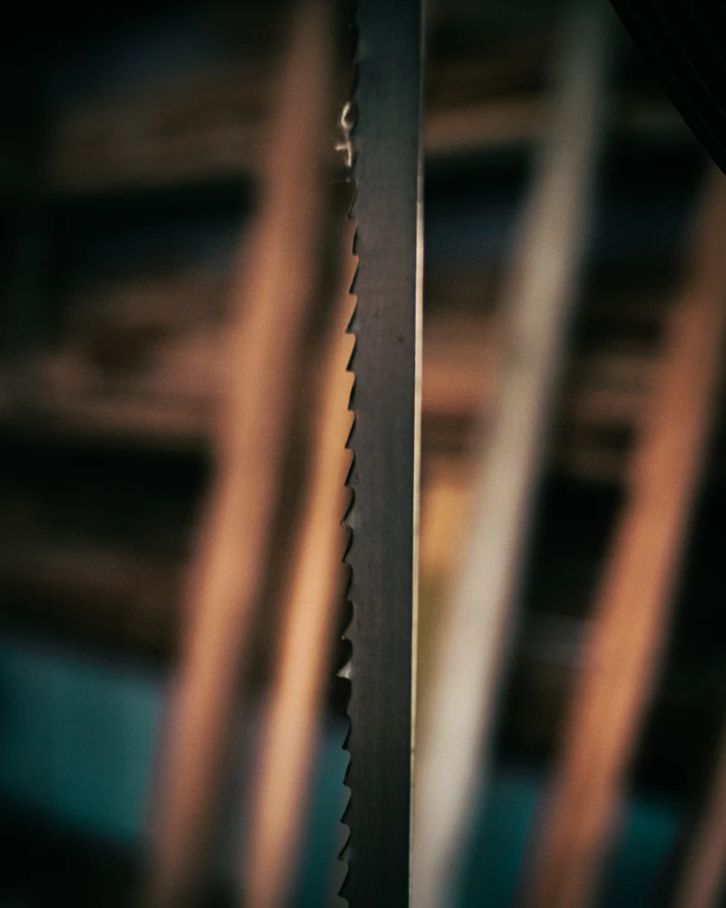 Disco de sierra cortando un tablero de madera en el taller