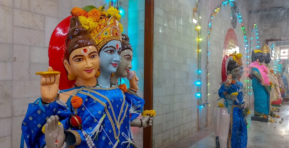 Eine Gruppe von Statuen hinduistischer Gottheiten in einem Flur