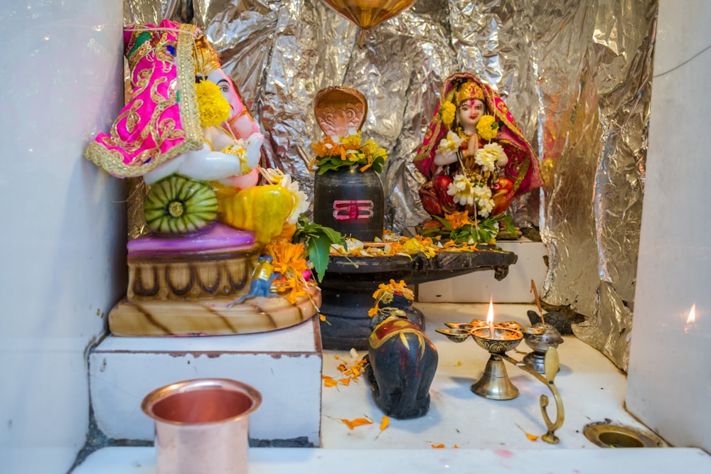 un santuario con una estatua de una persona y una vela