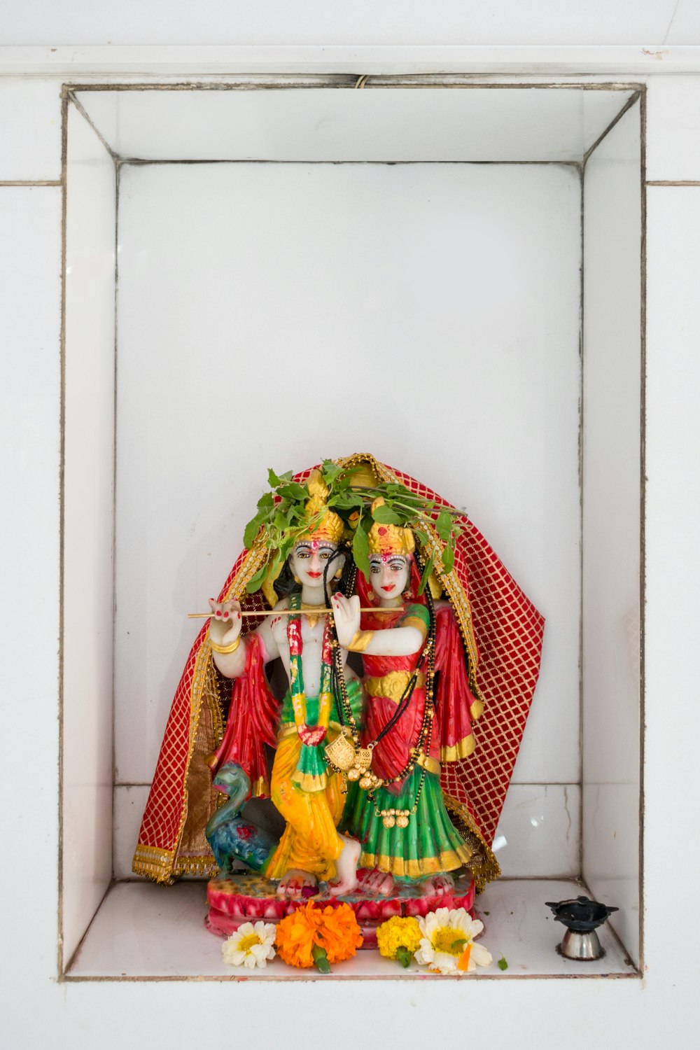 uma estátua de um deus hindu em um nicho