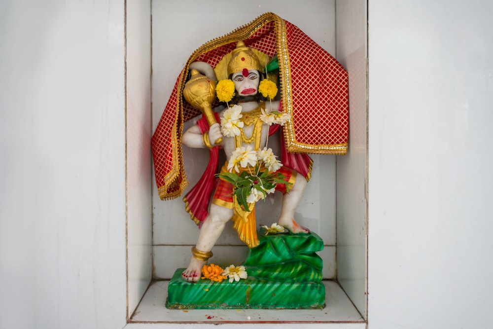Una estatua de un dios hindú en un nicho
