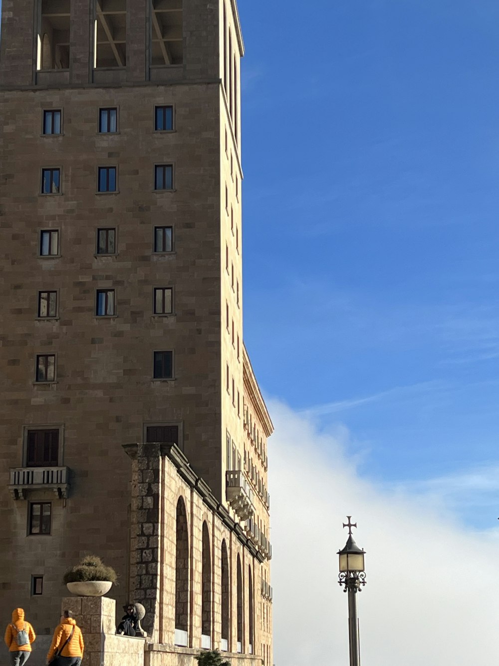 un grand bâtiment avec une horloge sur le dessus