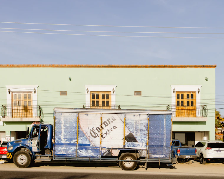 Tractocamión estacionado frente a un edificio.