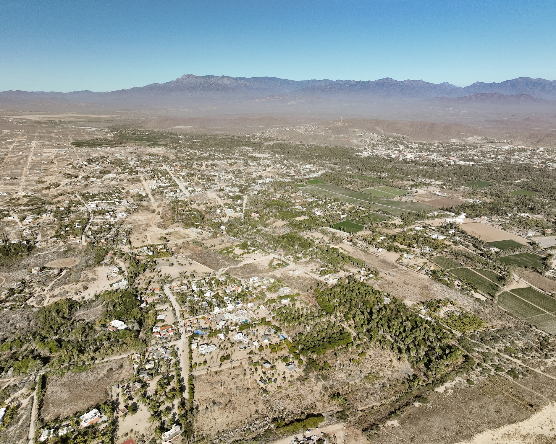 Vue aérienne de Todos Santos, en Basse-Californie du Sud, avec la Sierra de la Laguna derrière la ville qui accueille les événements à Todos Santos en 2027