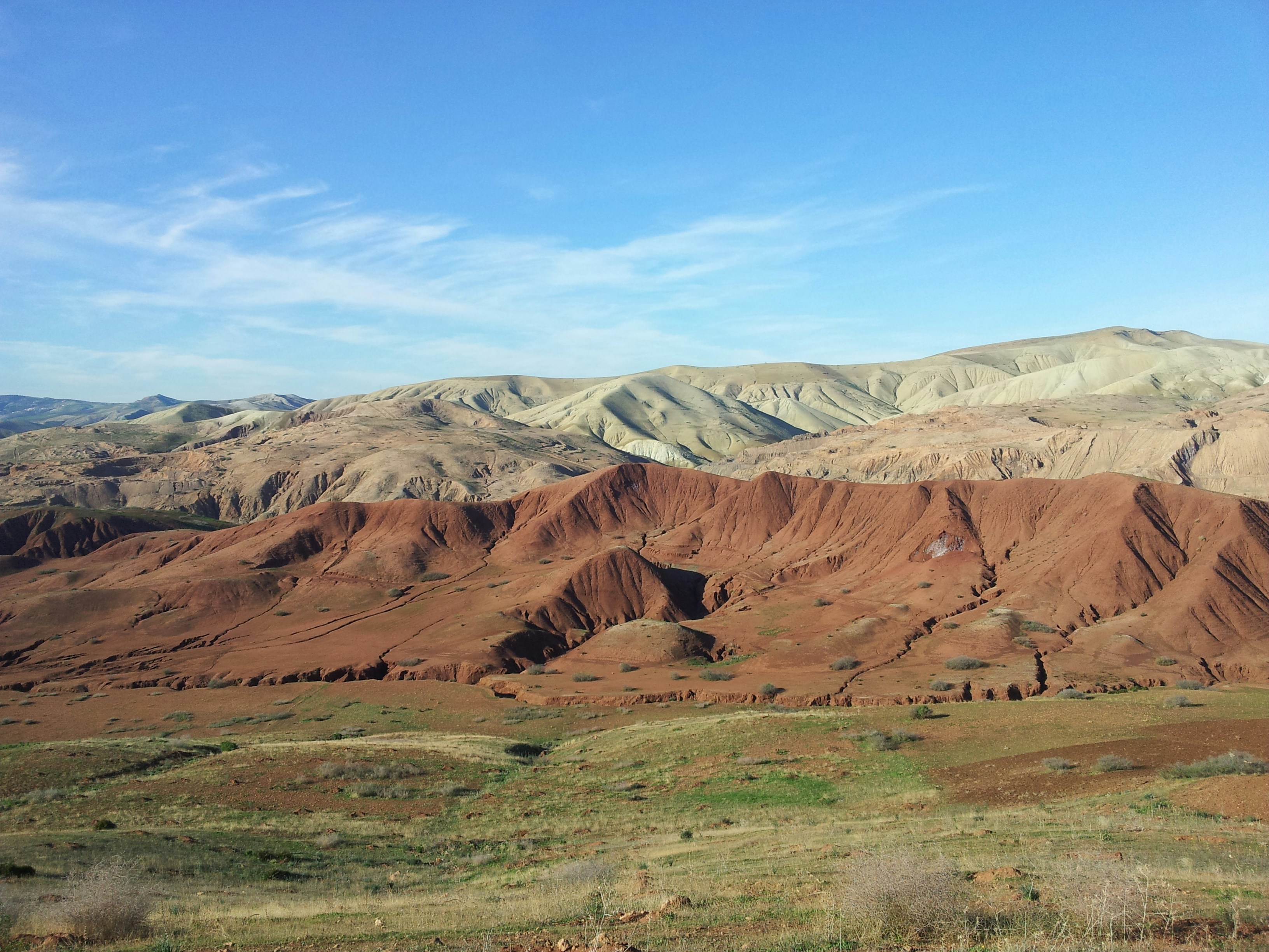 uma vista de uma cordilheira à distância