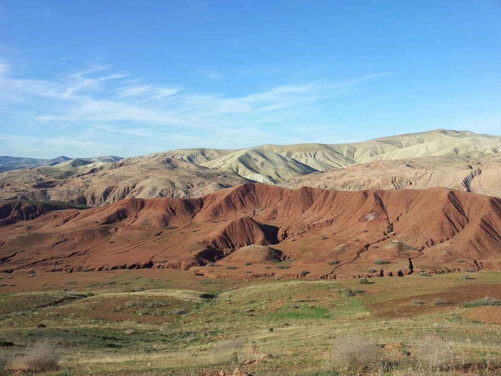 una vista di una catena montuosa da lontano