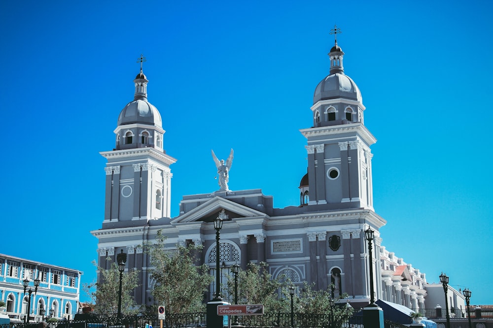 Un gran edificio con dos torres en la parte superior