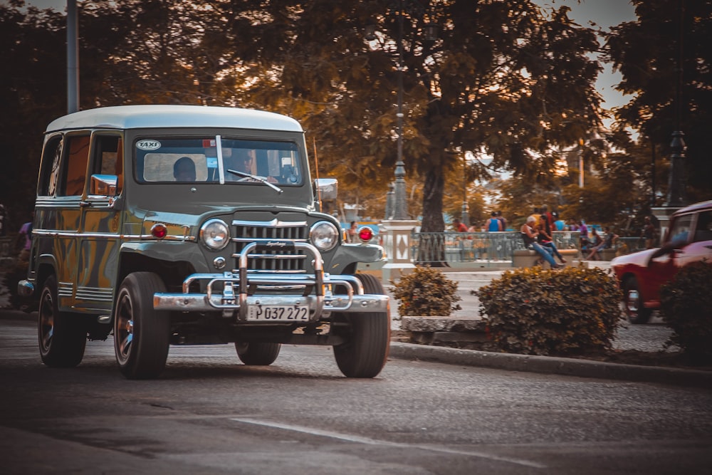 Un vieux camion roule dans la rue