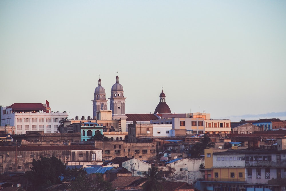 Una vista di una città con una torre dell'orologio