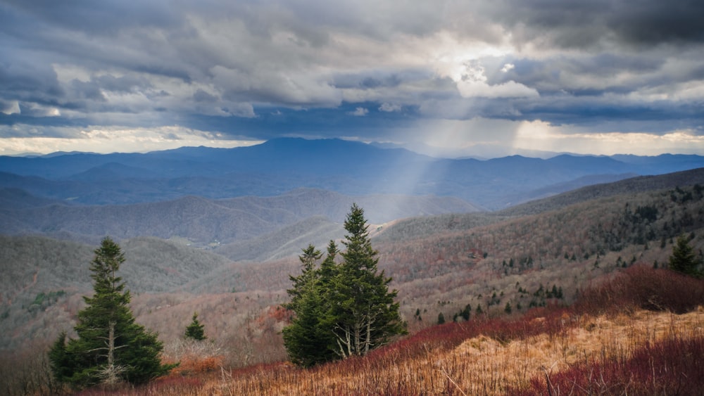 the sun shines through the clouds in the mountains