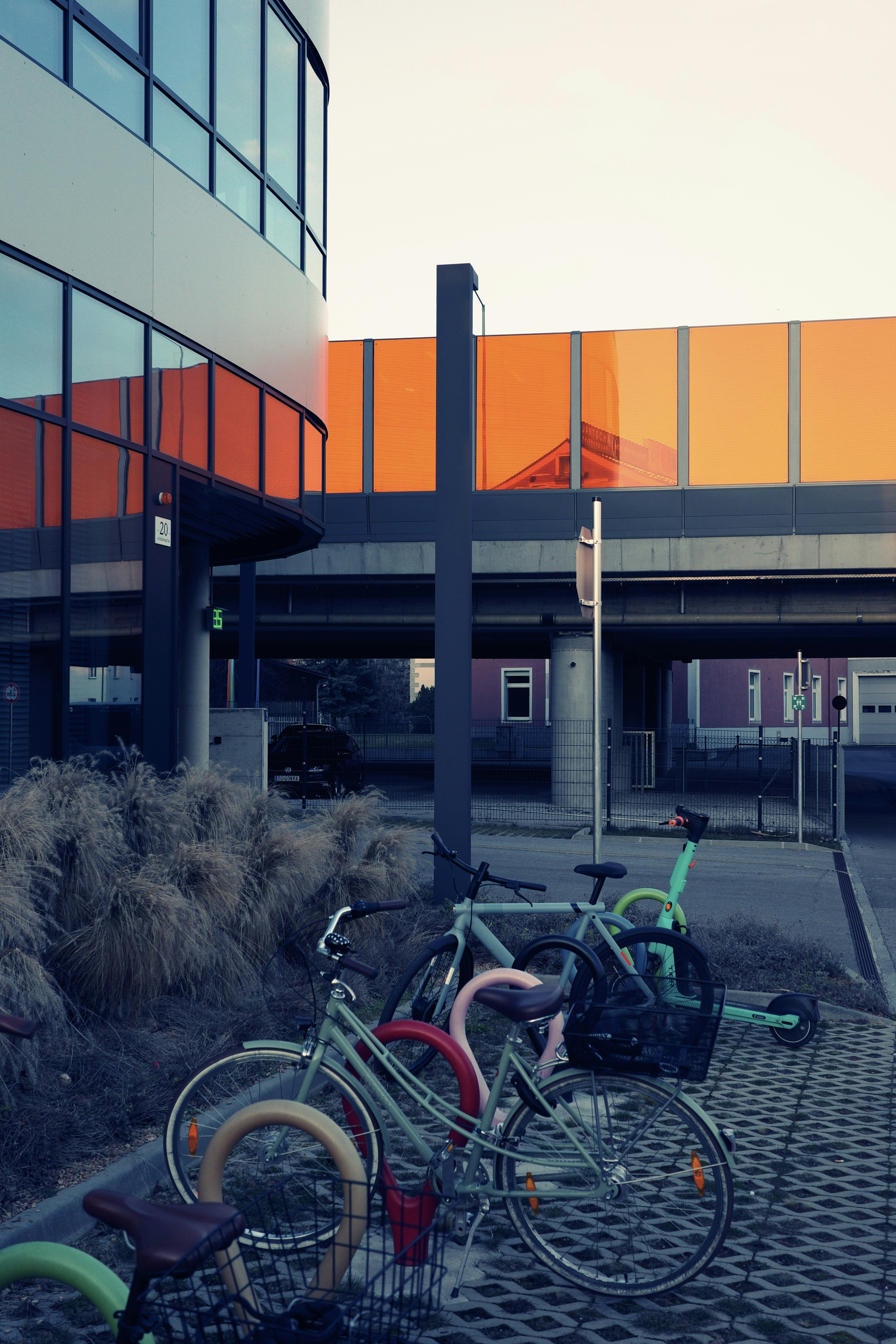 a row of bikes parked next to each other