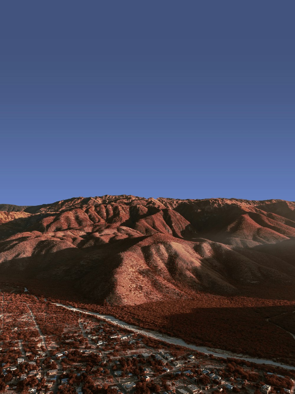 una vista de una montaña con un camino que la atraviesa