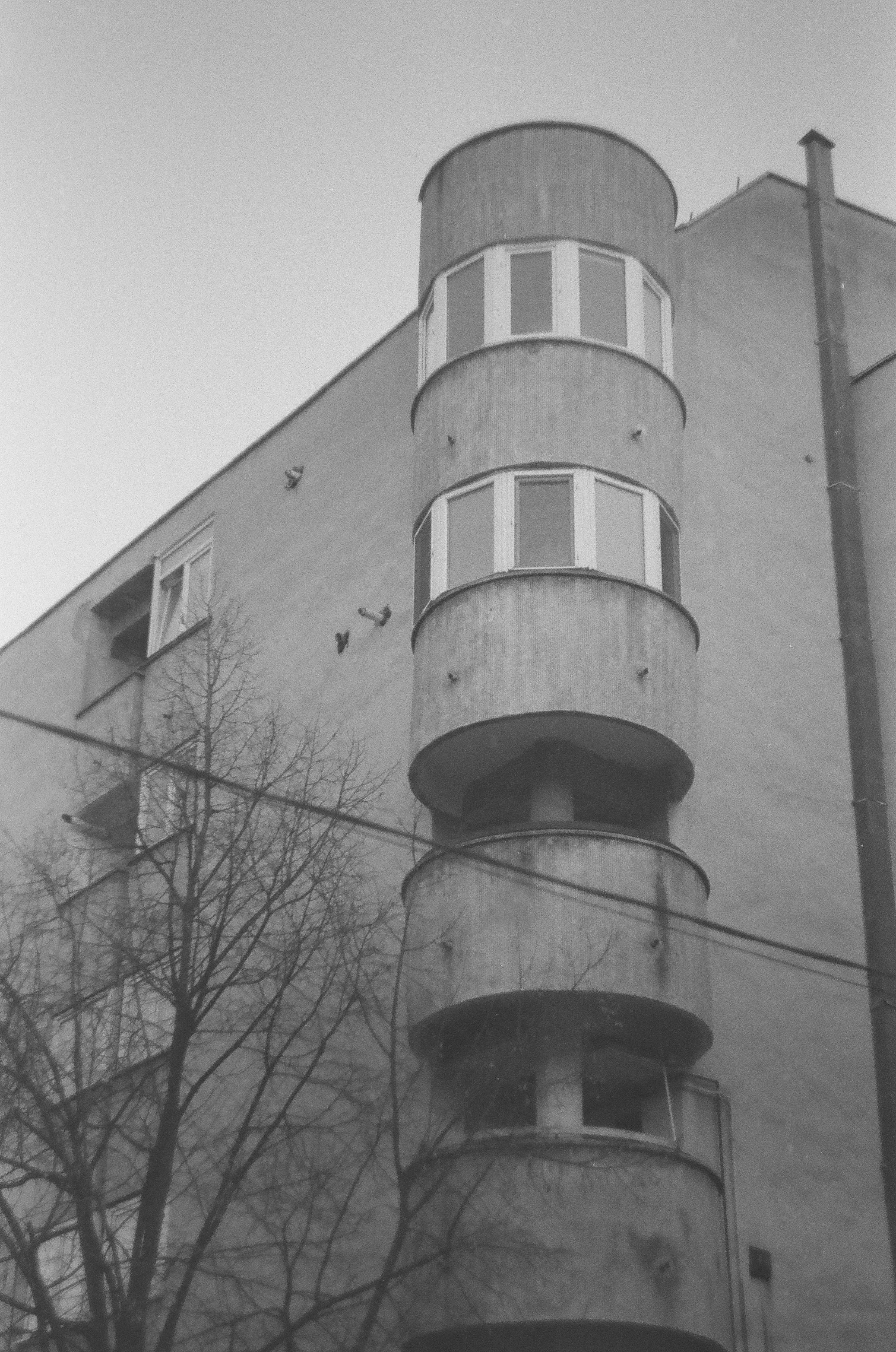 a black and white photo of an apartment building