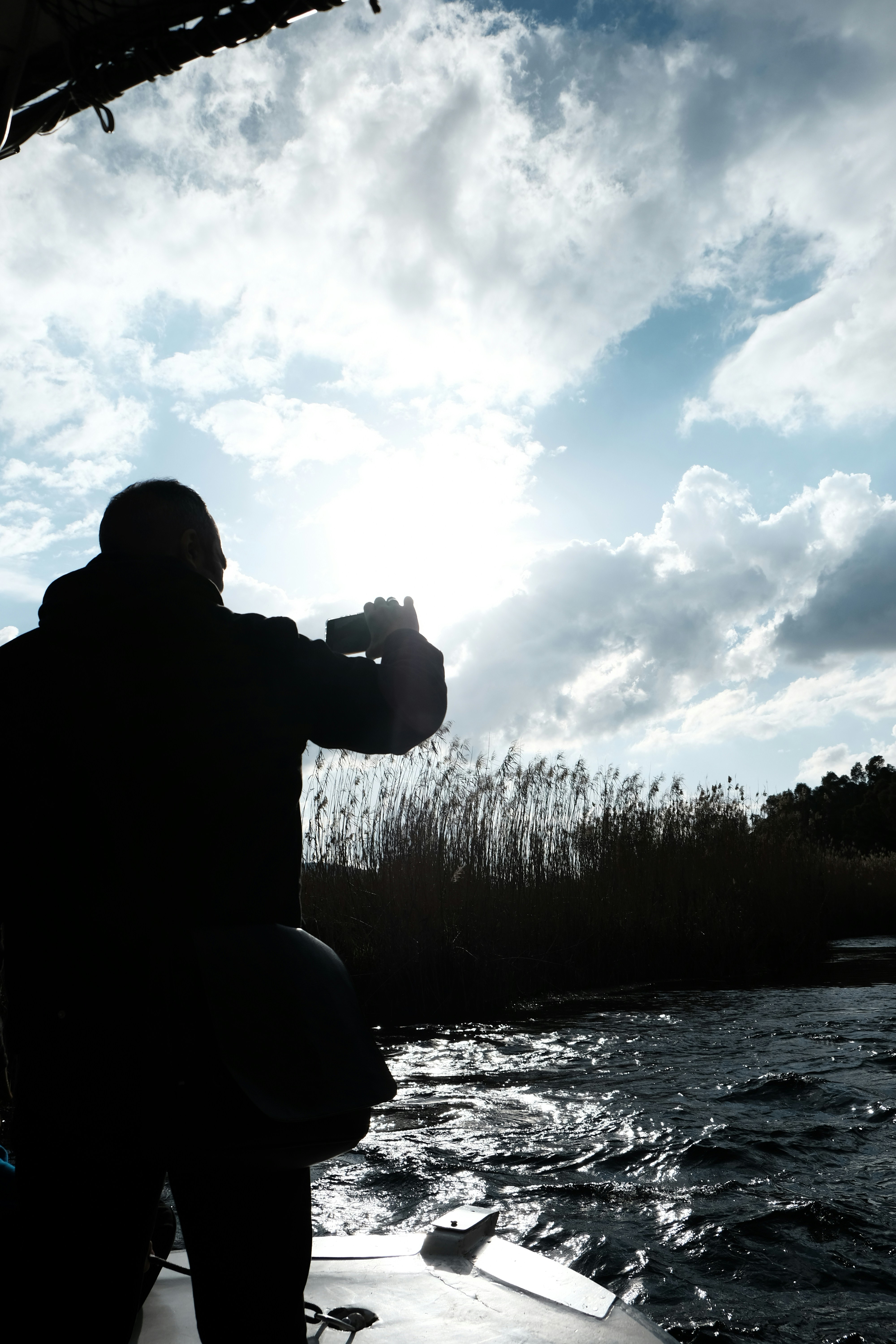 Un hombre parado encima de un bote en el agua