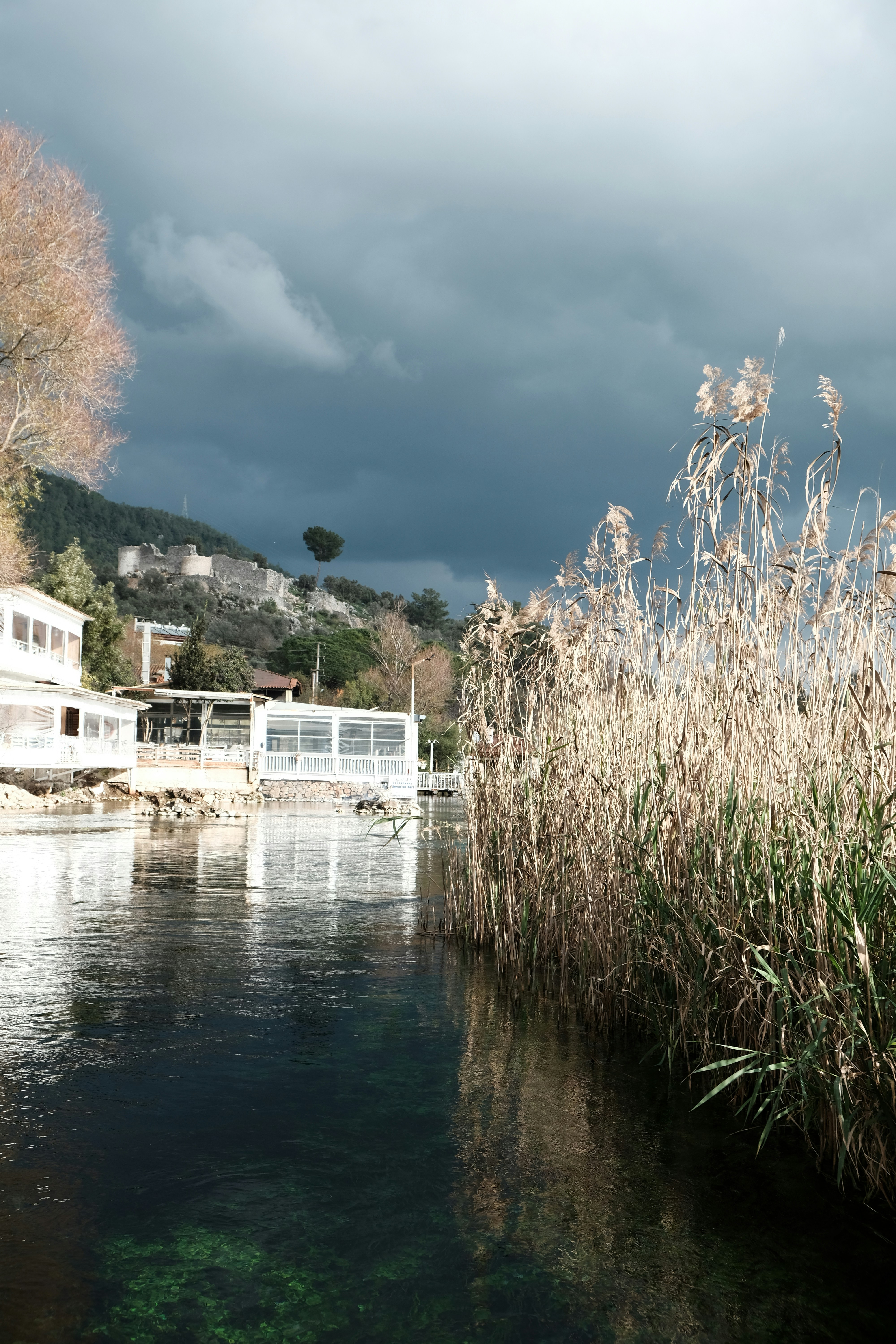 Un cuerpo de agua con una casa al fondo