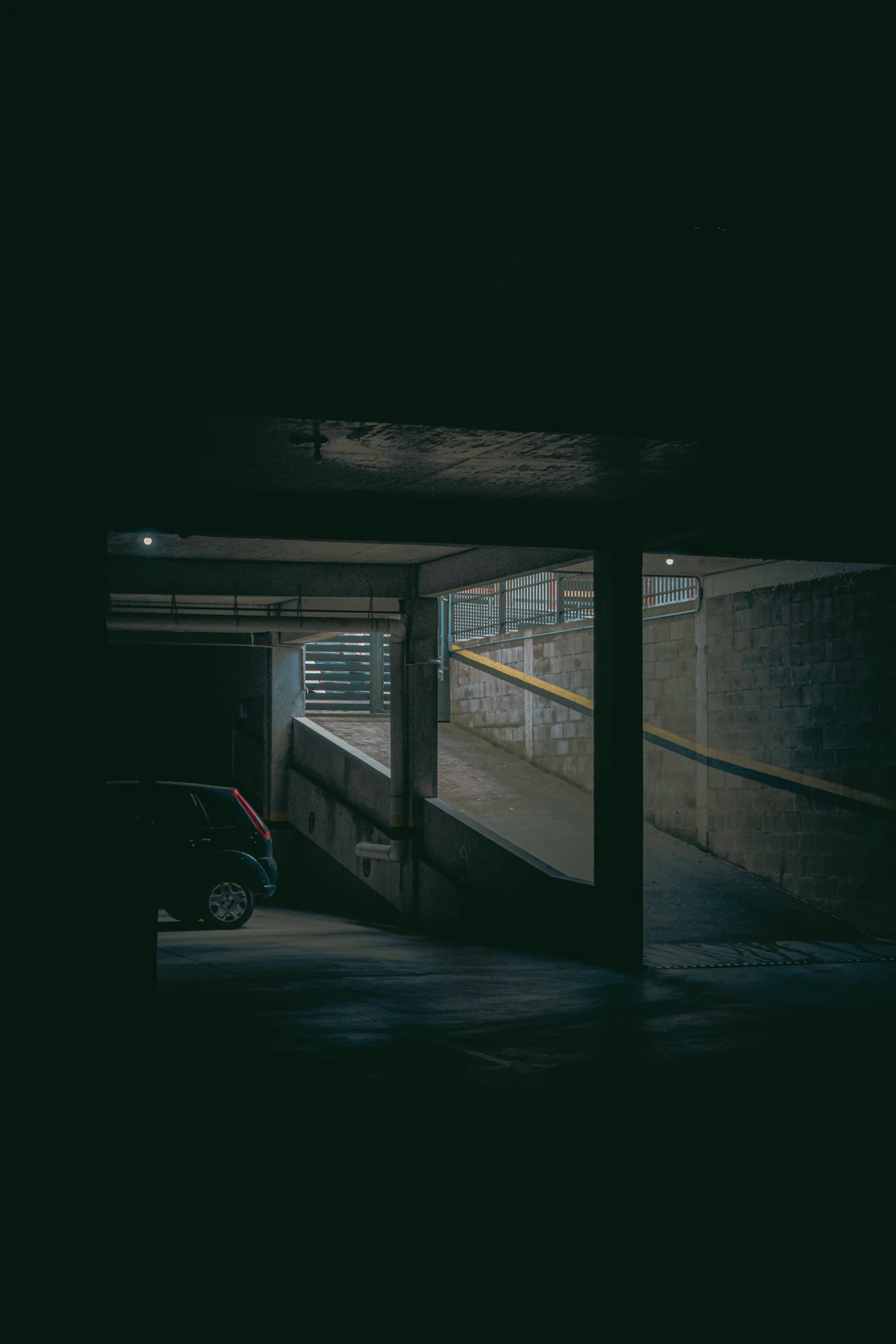 Fahrzeug in einer Parkgarage