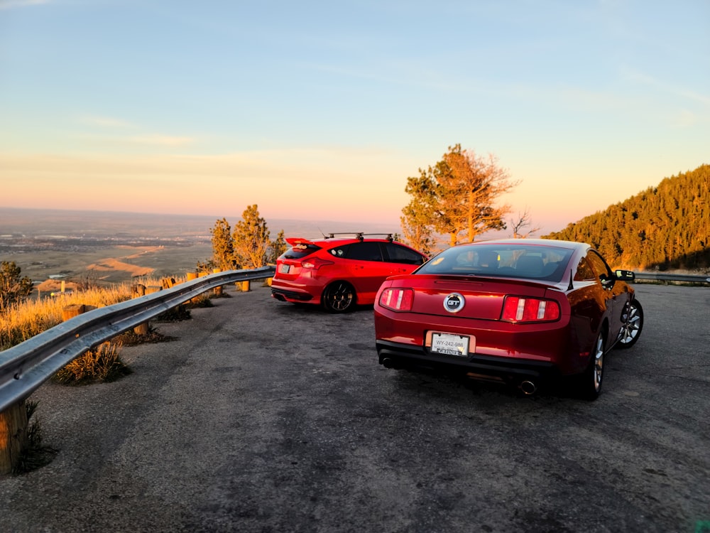 um par de carros estacionados na beira de uma estrada