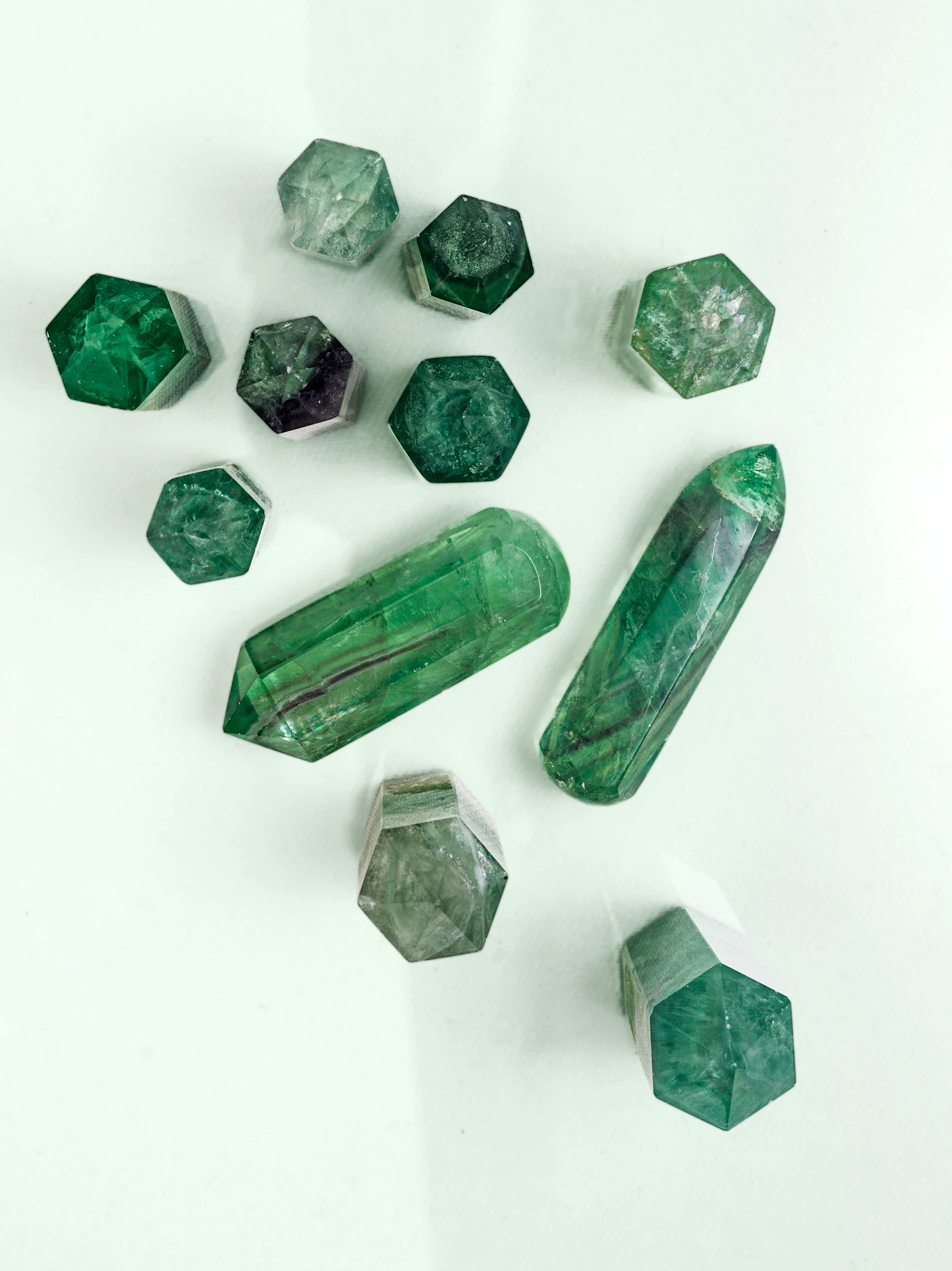 Esmeraldas en bruto y talladas sobre piedra natural