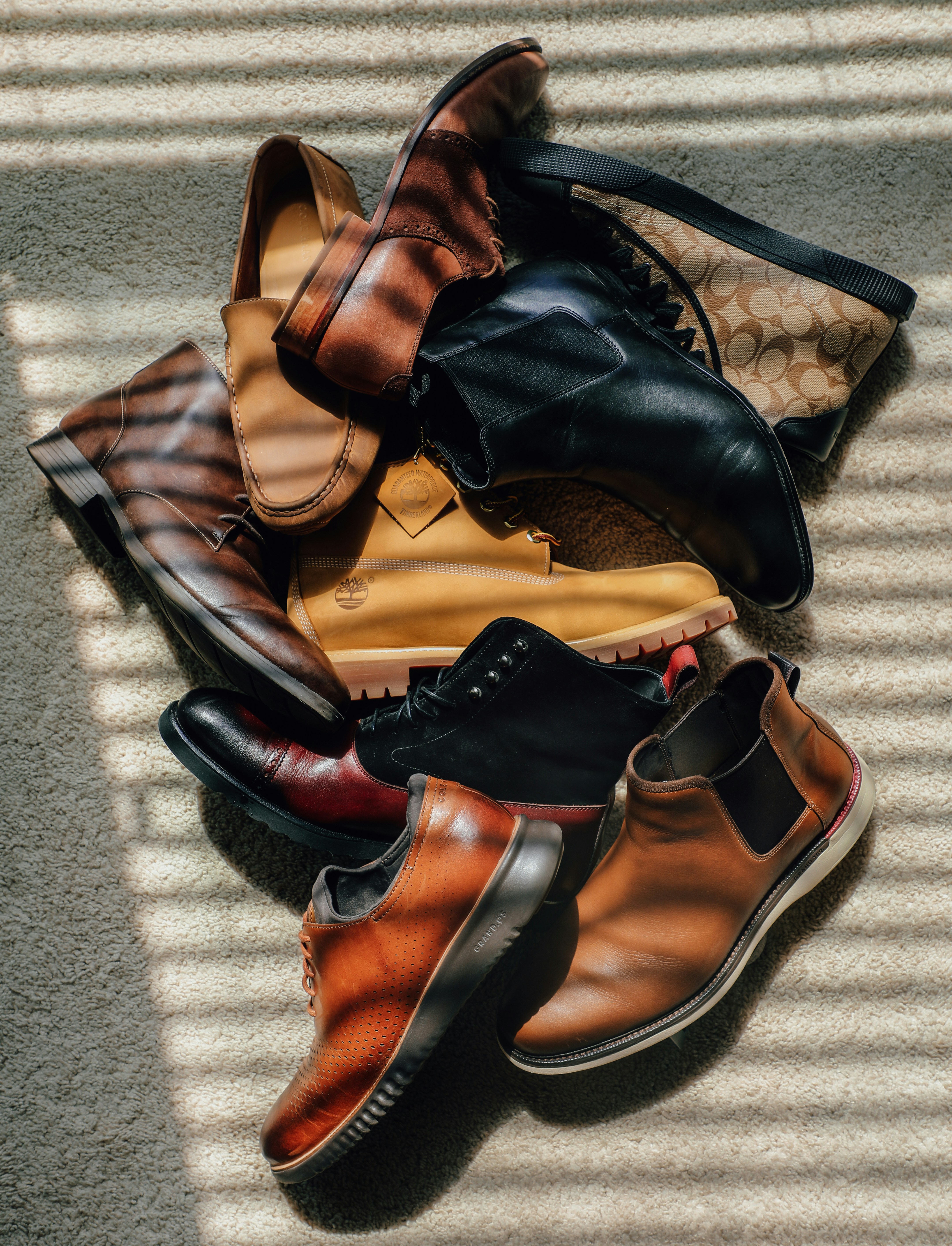 una pila di scarpe sedute sopra un tappeto