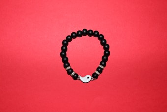 Photo 1678259474357 6ee4a8a55d6f?q=85&w=340&h=340&fit=crop