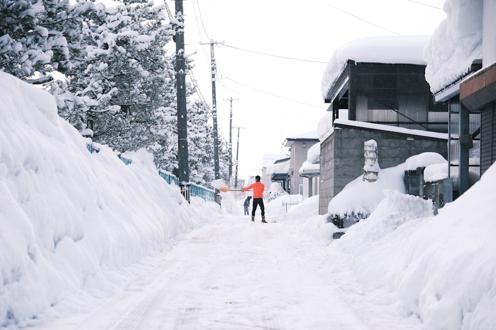 Una persona caminando por una calle cubierta de nieve