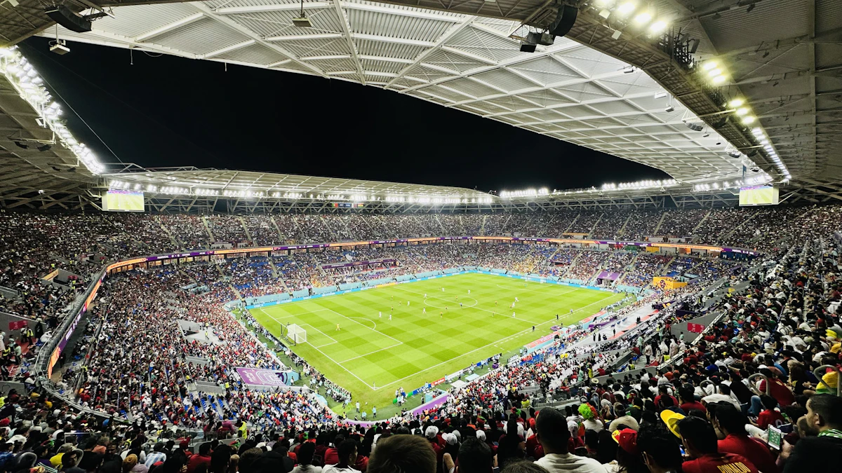 결승전 분위기를 상징적으로 보여주는 축구 경기장 사진(특정 경기 장면은 아닙니다)