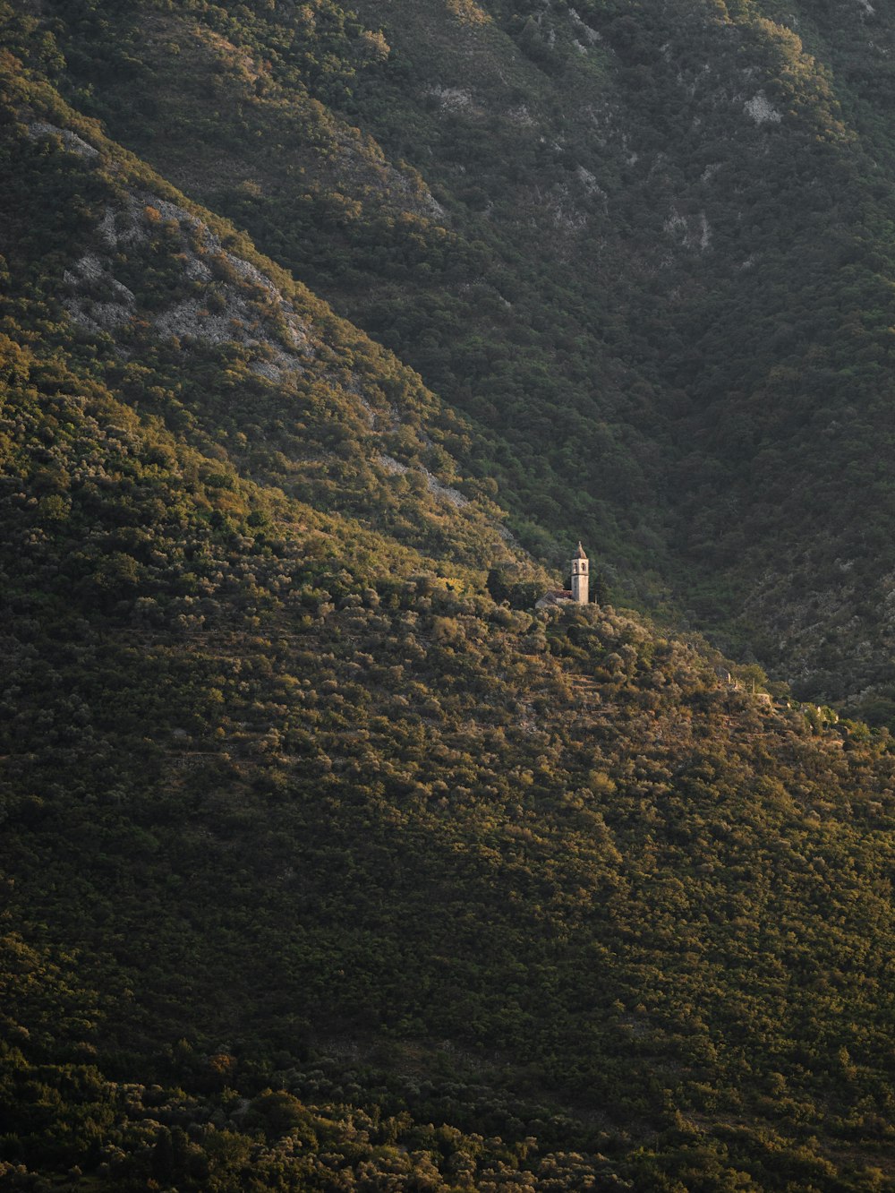 una collina con una piccola torre in cima