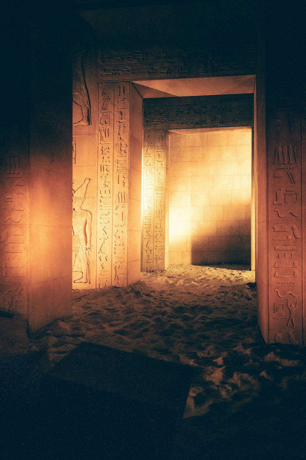 벽에 이집트 글씨가 있는 희미한 조명 방