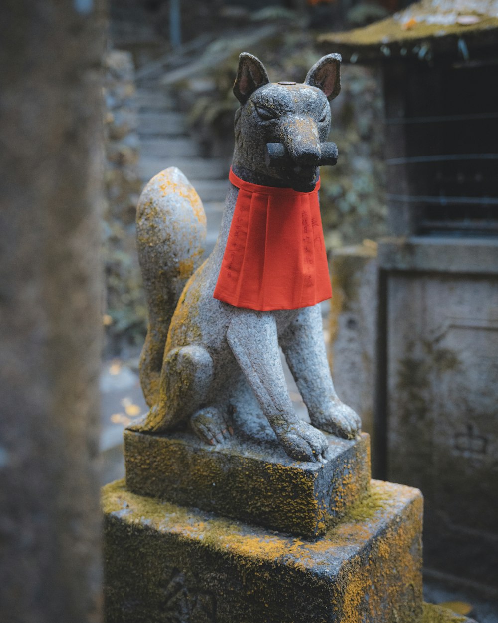 Una estatua de un perro con una bufanda roja