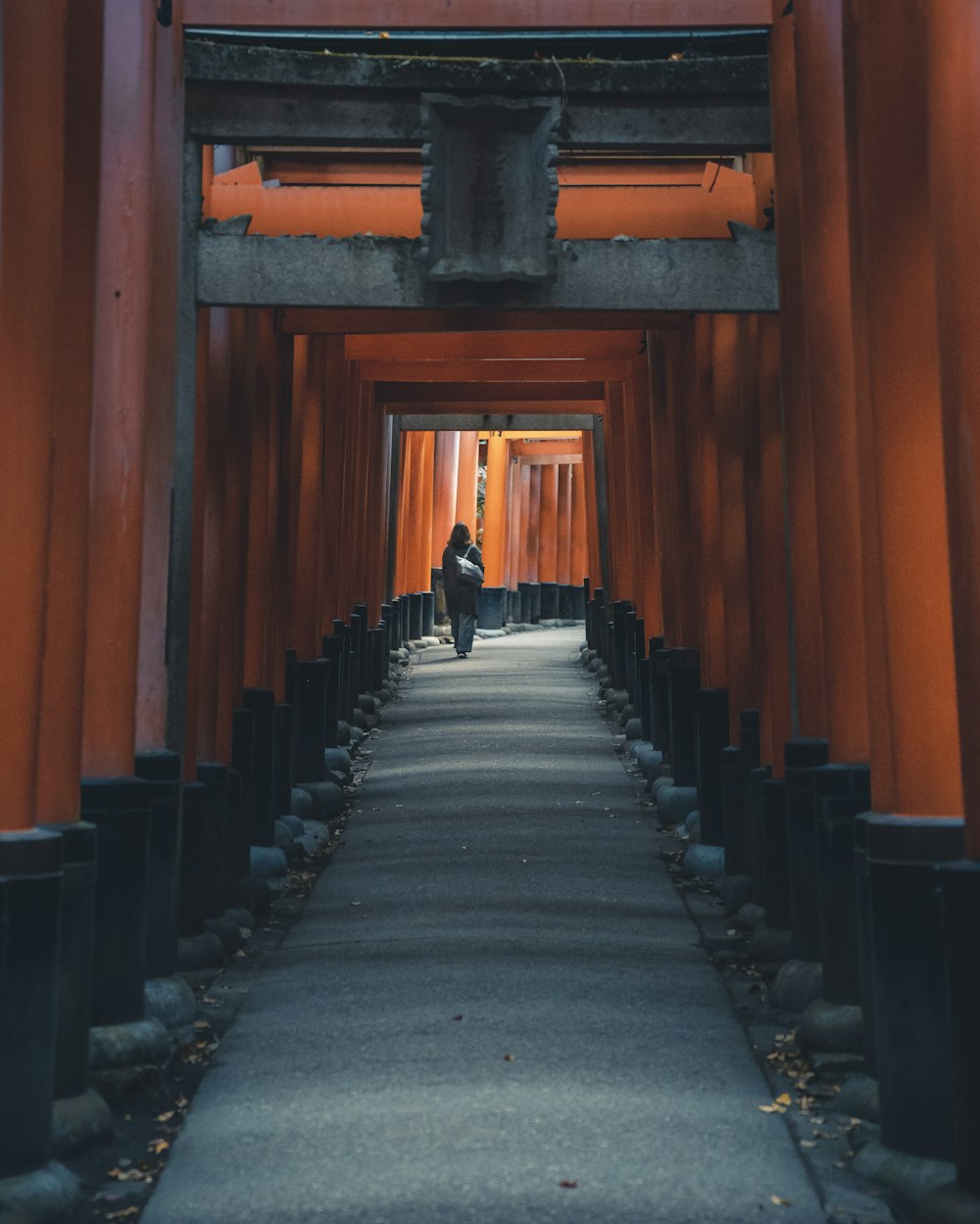 uma pessoa andando através de um túnel de vermelho tori tori tori tori tori tori tori tori tori